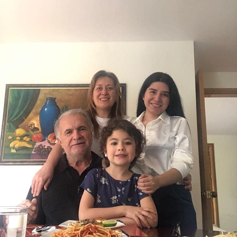 Ángela Parra, celebró su día junto a su esposo el Senador Rodrigo Villalba Mosquera y sus hijas Sofía y Alejandra Serrano.